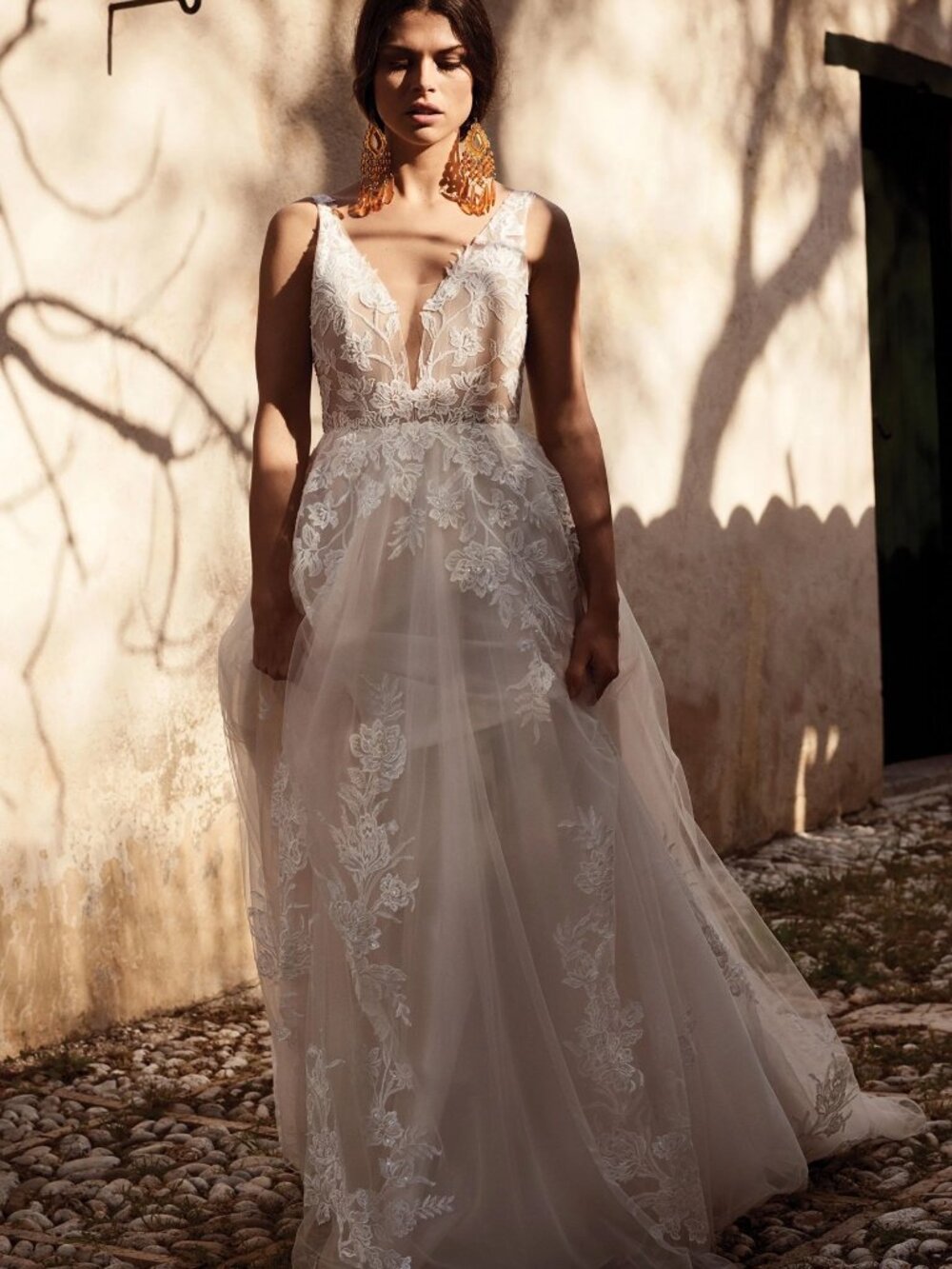 NWT Lillian West Floral Lace A-Line Wedding Gown‎ Chapel Length Train Size 8